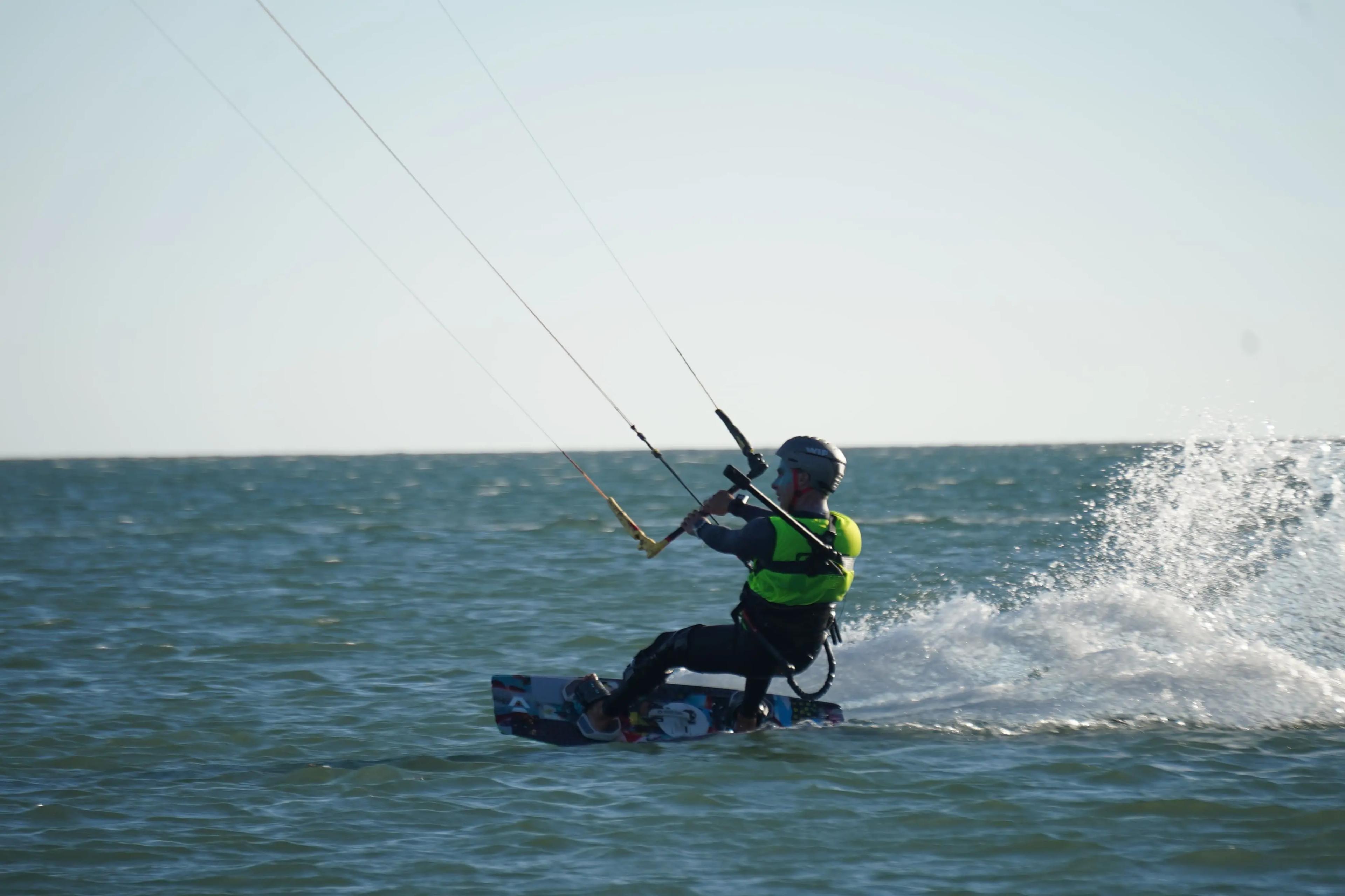 Matériel de kitesurf prêt pour une session de location à Dakhla.