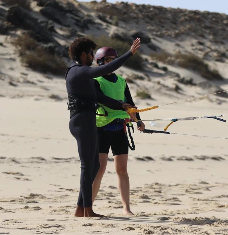 Bluboarding kitesurf instructor explaining kite angle and safety before a session on Dakhla lagoon