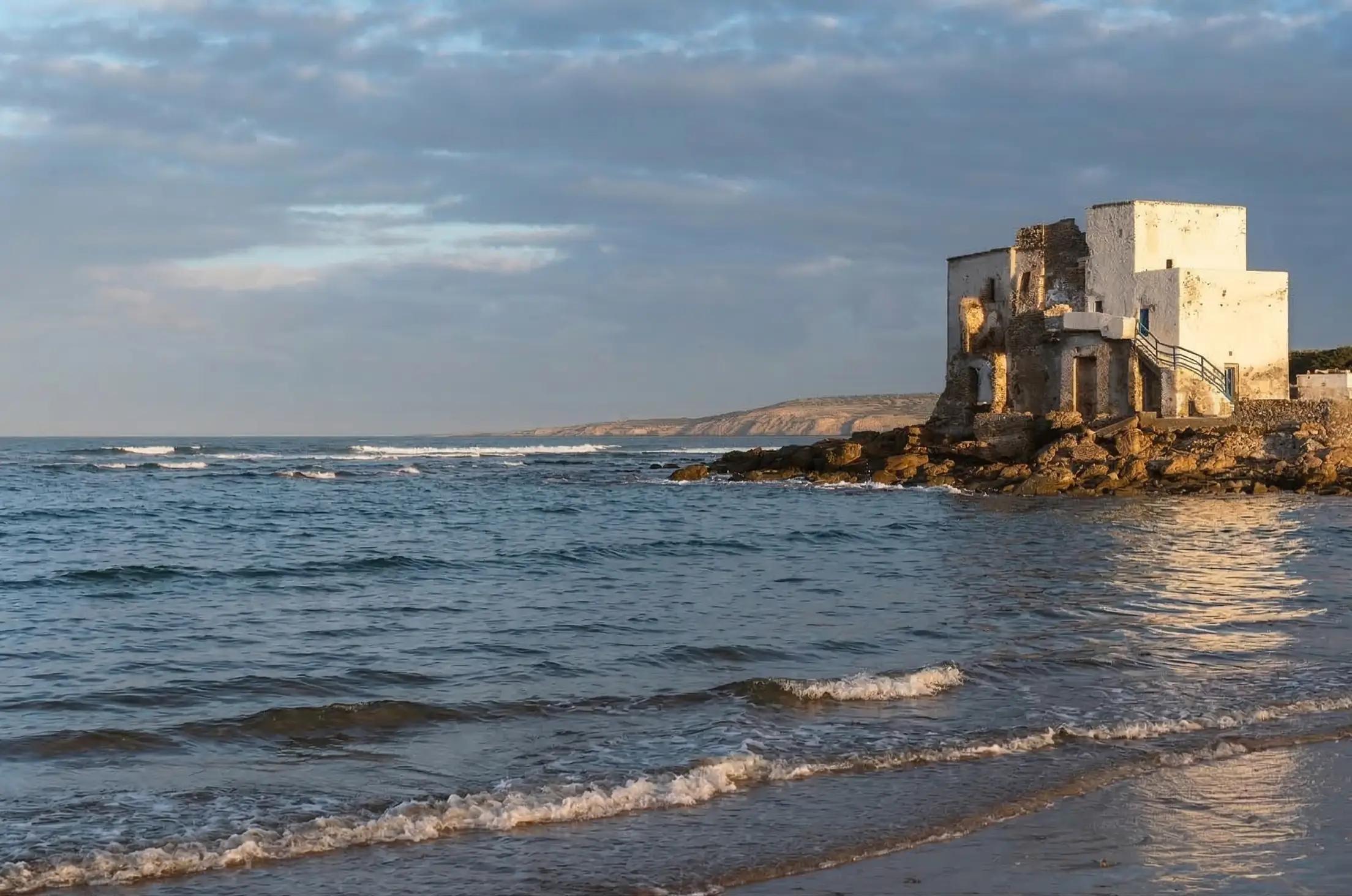 La plage de Sidi Kaouki par une belle journée avec du sable propre et des conditions océaniques lors d'un day trip surf guidé Bluboarding depuis Essaouira.